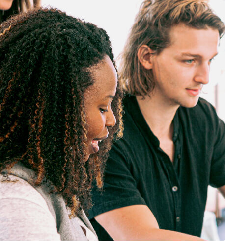 Deux collègues qui travaillent ensemble