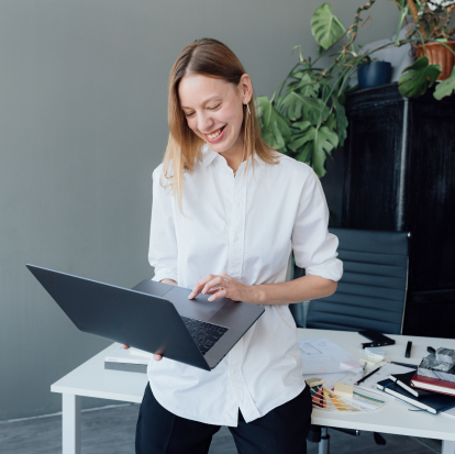 Une employée joyeuse et en santé 