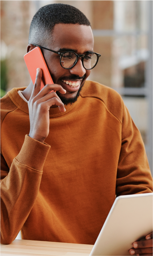 Un homme souriant qui parle au téléphone